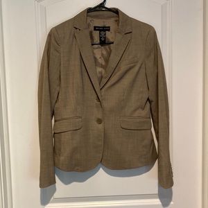 Used 3 piece NY&Co beige suit. Pant and skirt size 2 and jacket size 4 average